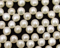 Pearly White Dancing Button 6-6.5mm