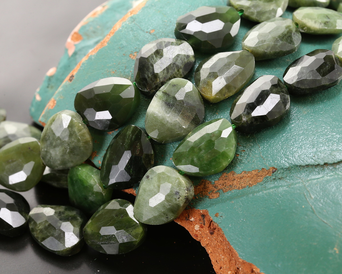 Nephrite Jade Microfaceted Puff Pear 13x16mm