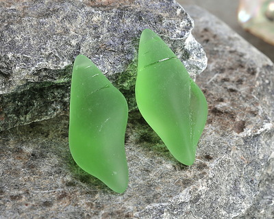 Peridot Beach-Style Glass Conch Shell Pendant 20x39mm