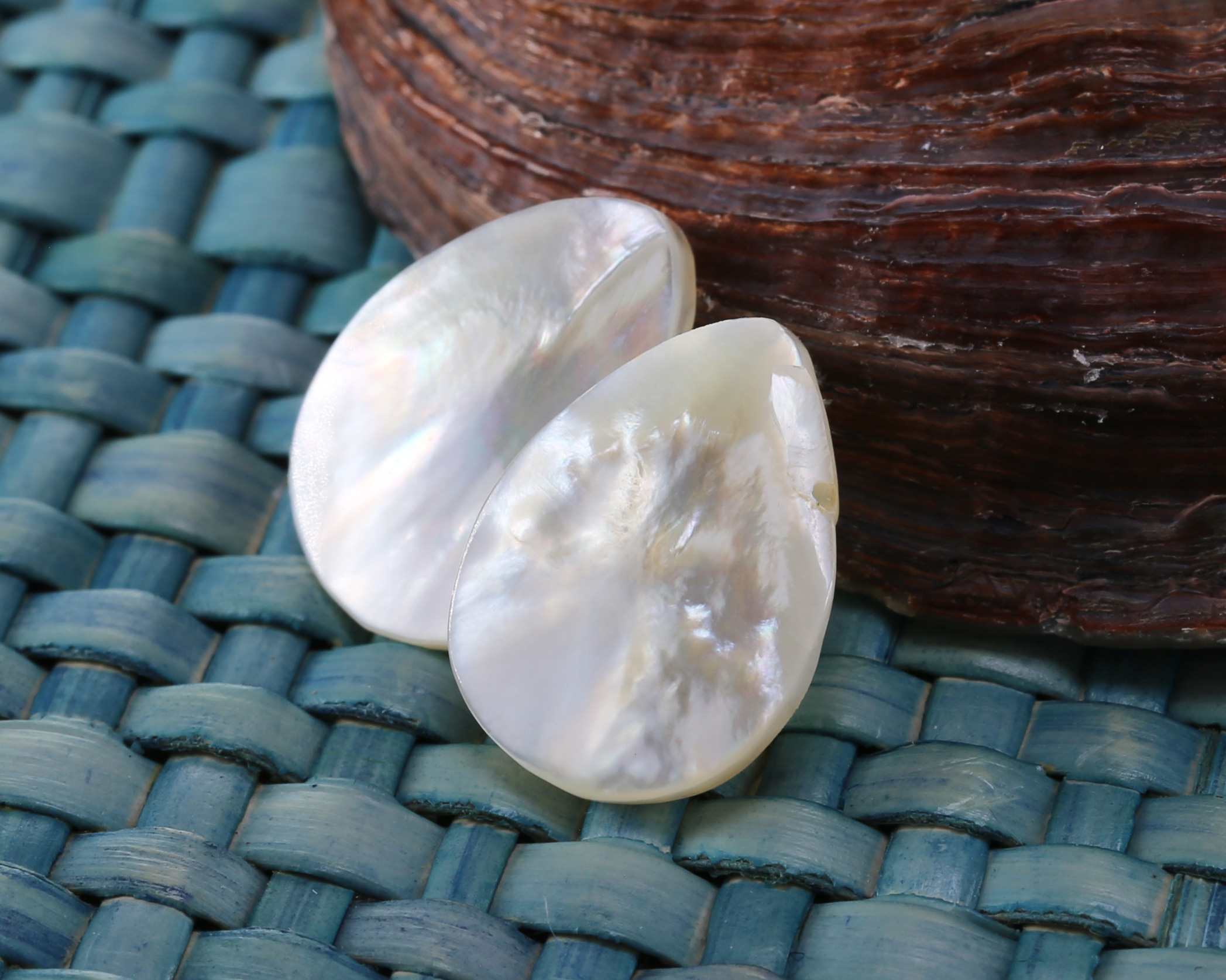 Mother of Pearl Teardrop Focal 13.5x18mm