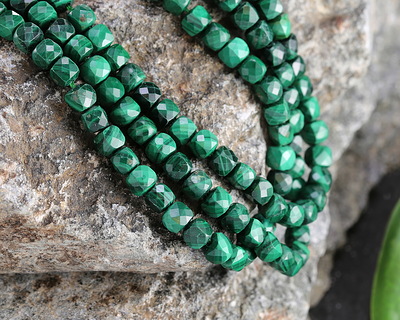 Malachite Faceted Cube 4mm
