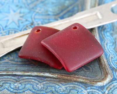 Black Cherry Beach-Style Glass Curved Diamond Square Pendant 22mm