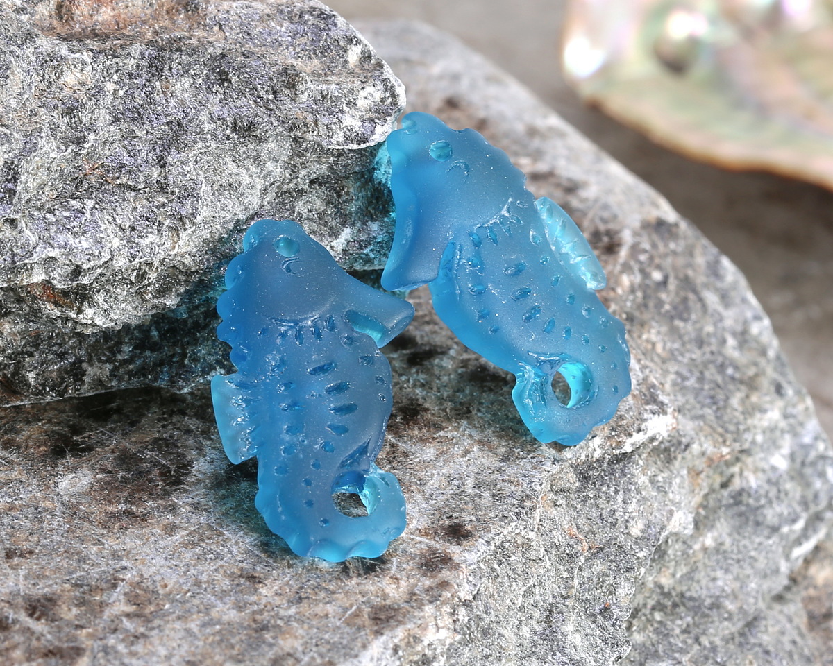 Peacock Blue Beach-Style Glass Sea Horse Pendant 17x29mm