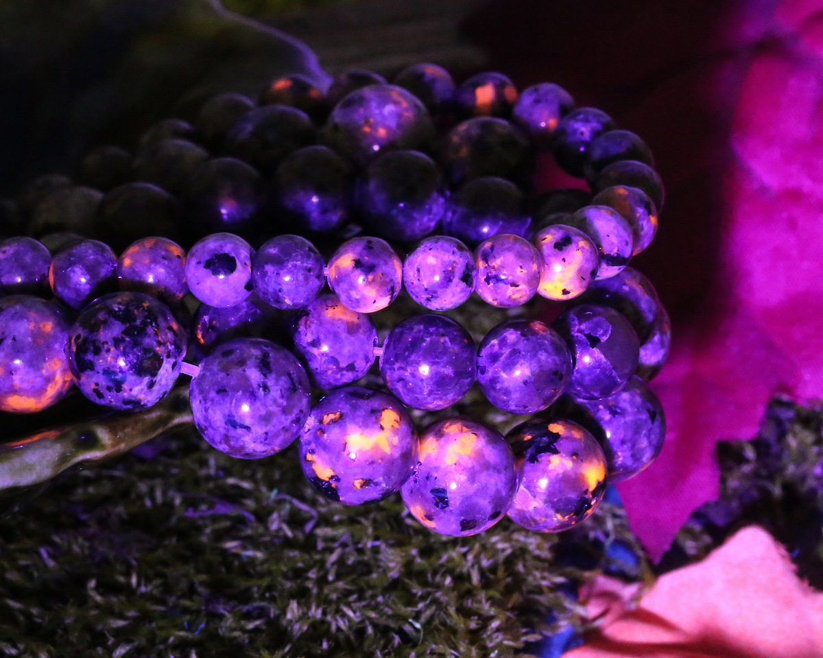Fluorescent Sodalite Round 6mm