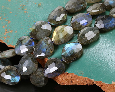 Labradorite Microfaceted Puff Pear 13x16mm