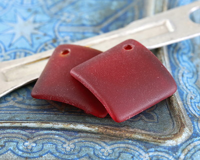 Black Cherry Beach-Style Glass Curved Diamond Square Pendant 22mm
