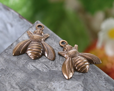 Vintaj Natural Brass Bumble Bee 13x12mm
